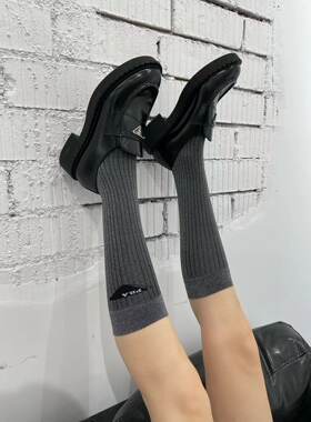 亮丝字母中筒袜搭配女
