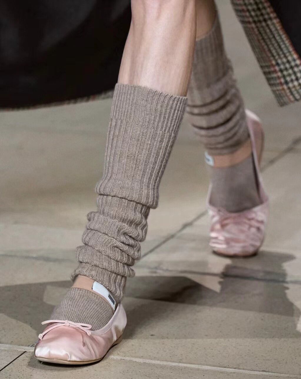 现货 秋冬miu芭蕾少女风刺绣字母高筒中筒短筒袜纯色羊毛堆堆袜女