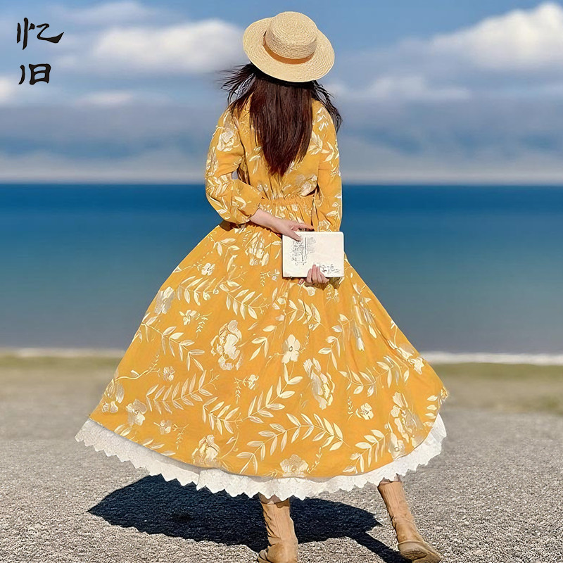 【叶语繁花】刺绣连衣裙女2026春季V领宽松度假裙复古减龄黄裙子