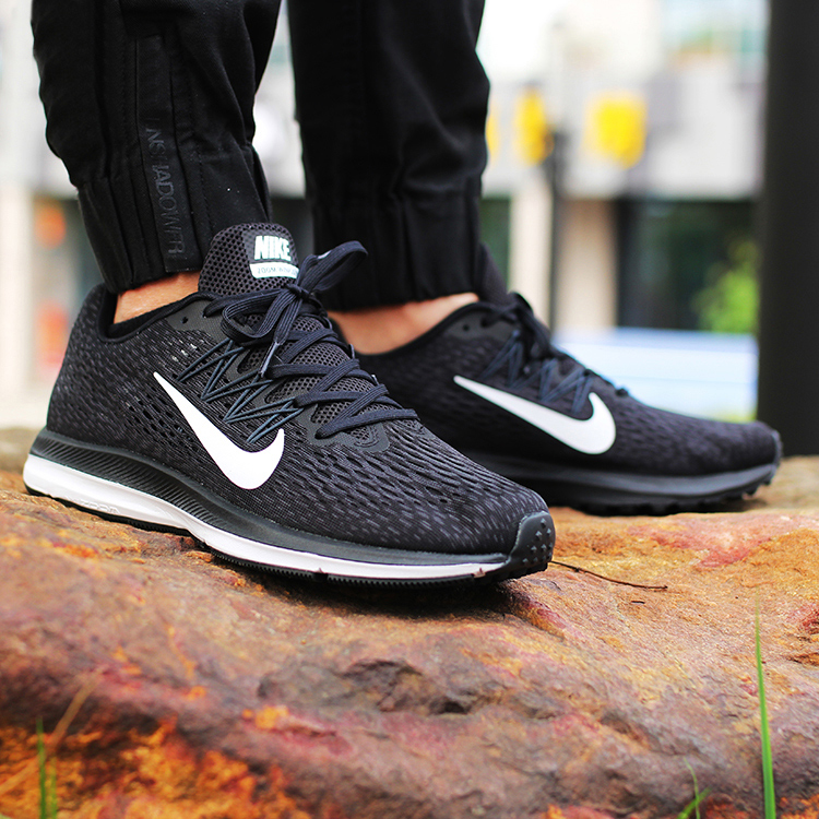 NIKE男鞋 ZOOM WINFLO 5 秋季新款减震透气运动跑步鞋 AA7406-001