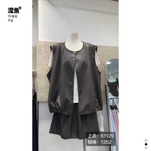 麦希61129大码女无袖皮马甲短裤