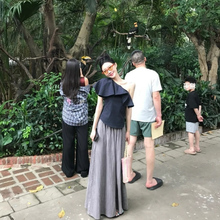 黑色斜肩不规则荷叶边衬衫女夏季法式修身露肩上衣休闲裙裤两件套