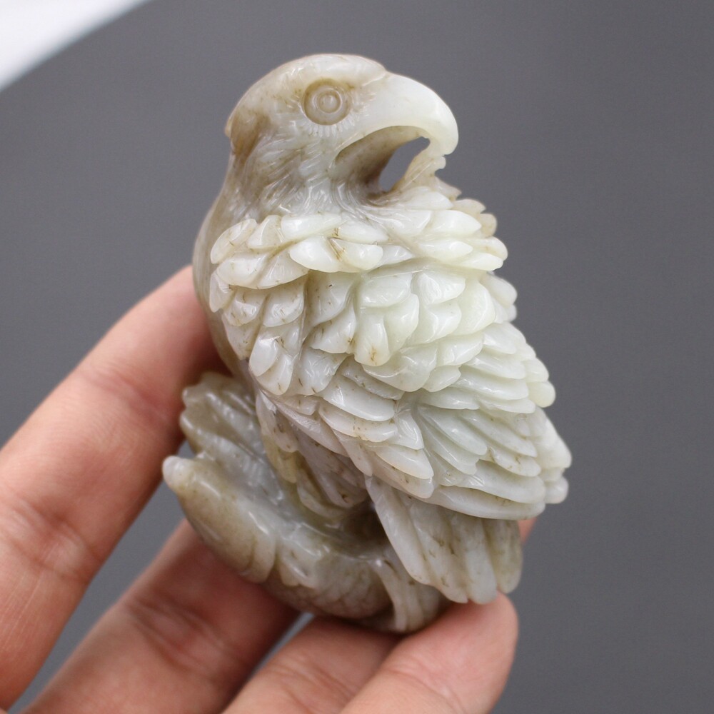 云海缘天然新疆和田玉挂件精雕老鹰俏糖料玉鹰手把件抓住机鱼雕件