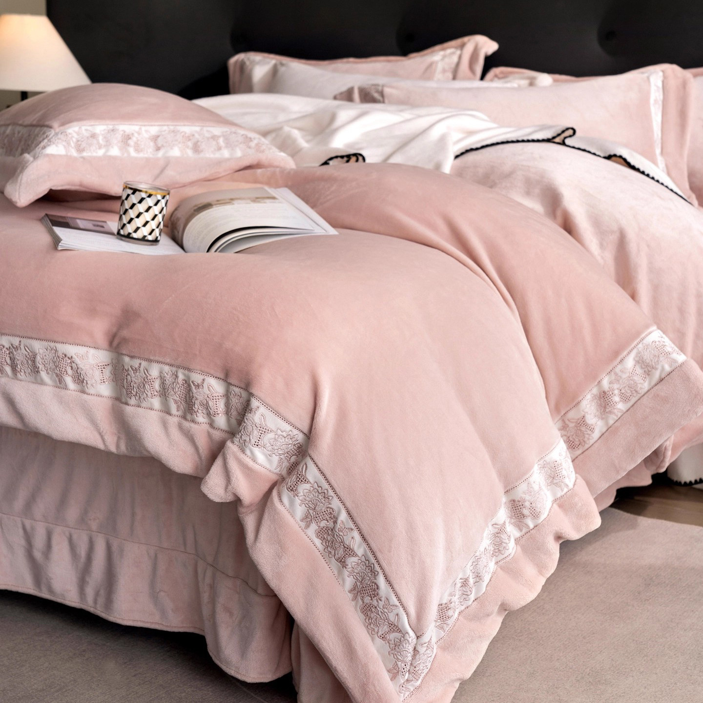 冬季高端加厚牛奶绒四件套保暖超柔镂空边被套床单加绒抗静电床品