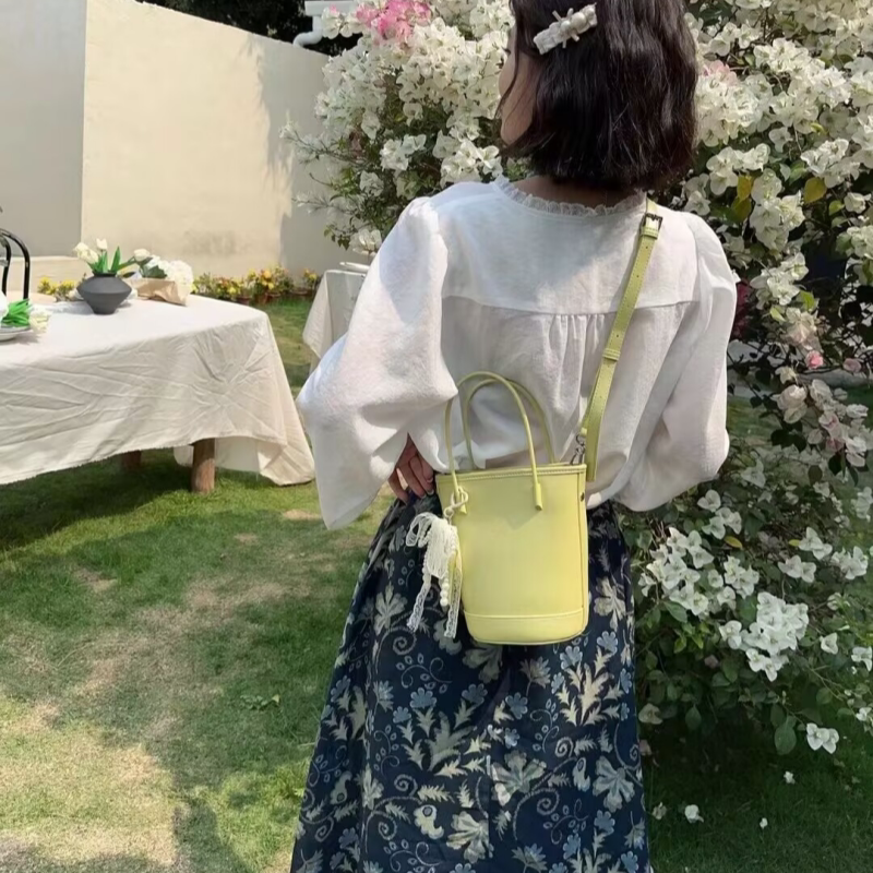 夏款新品太阳花挂饰手提包简约时尚女包手机包斜挎水桶包菜篮包