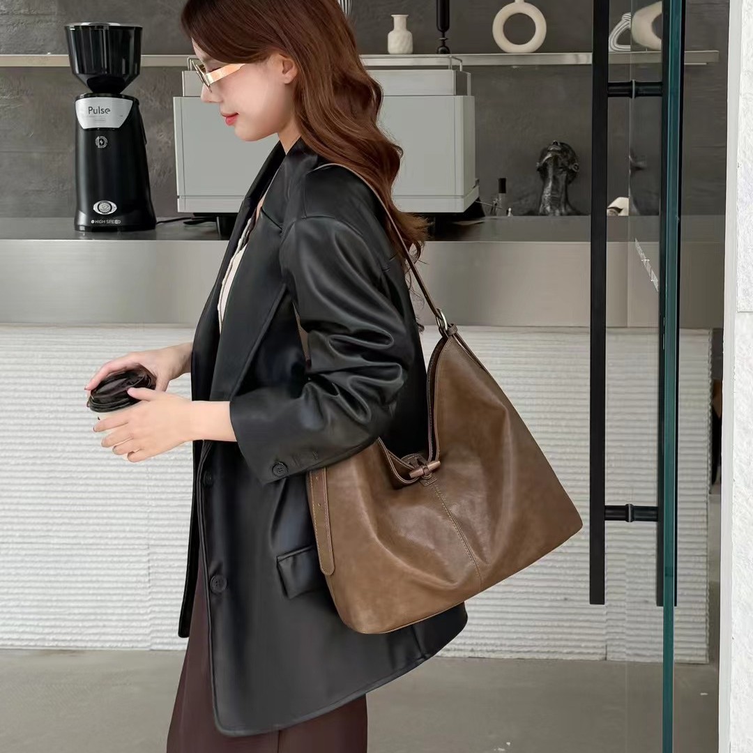 真皮单肩包通勤新秋款软皮休闲腋下斜挎包时尚百搭耐磨复古托特包