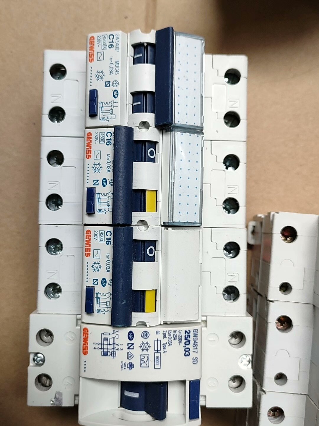 格威斯电磁式漏电保护器,各种牌子,成色好,ru80安数量多需询价