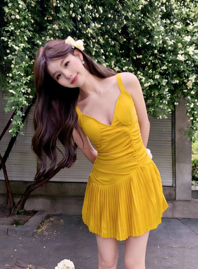 多巴胺黄色吊带V领连衣裙女度假风收腰显瘦褶皱百褶短裙子TZ6735