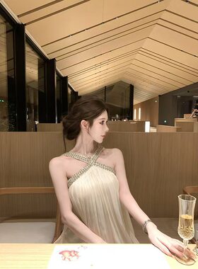 2026kubiliv3/23日上新重工镶钻交叉性感挂脖连衣裙