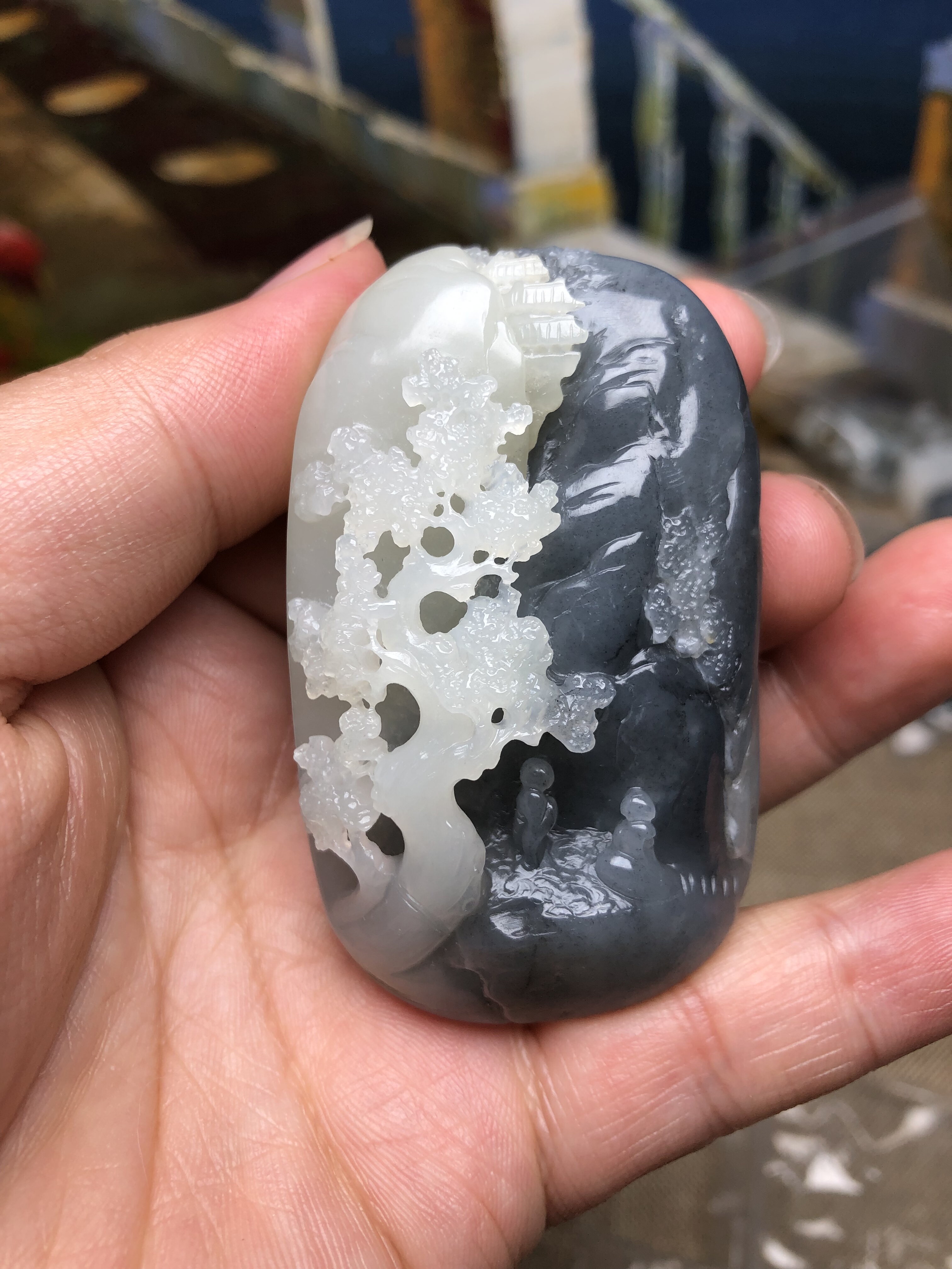 新疆和田玉籽料 白皮青花籽山水手把件 黑白分明镂空山水