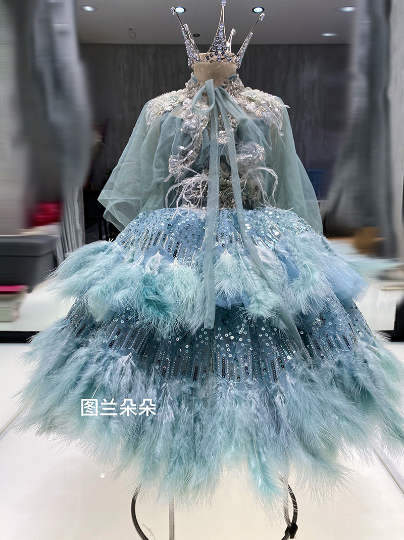 出租高定国风女童礼服披风羽毛公主蓬蓬裙模特走秀唱歌古筝钢琴