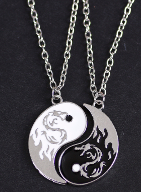 圆形黑白兄弟挂坠古风信物锁骨链