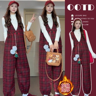 2026年圣诞新款高品质针织打底+孕妇加绒格纹时尚背带裤孕妇套装