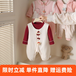 婴儿秋冬套装满月百天女宝宝可爱毛衣连体衣针织上衣背带裤两件套