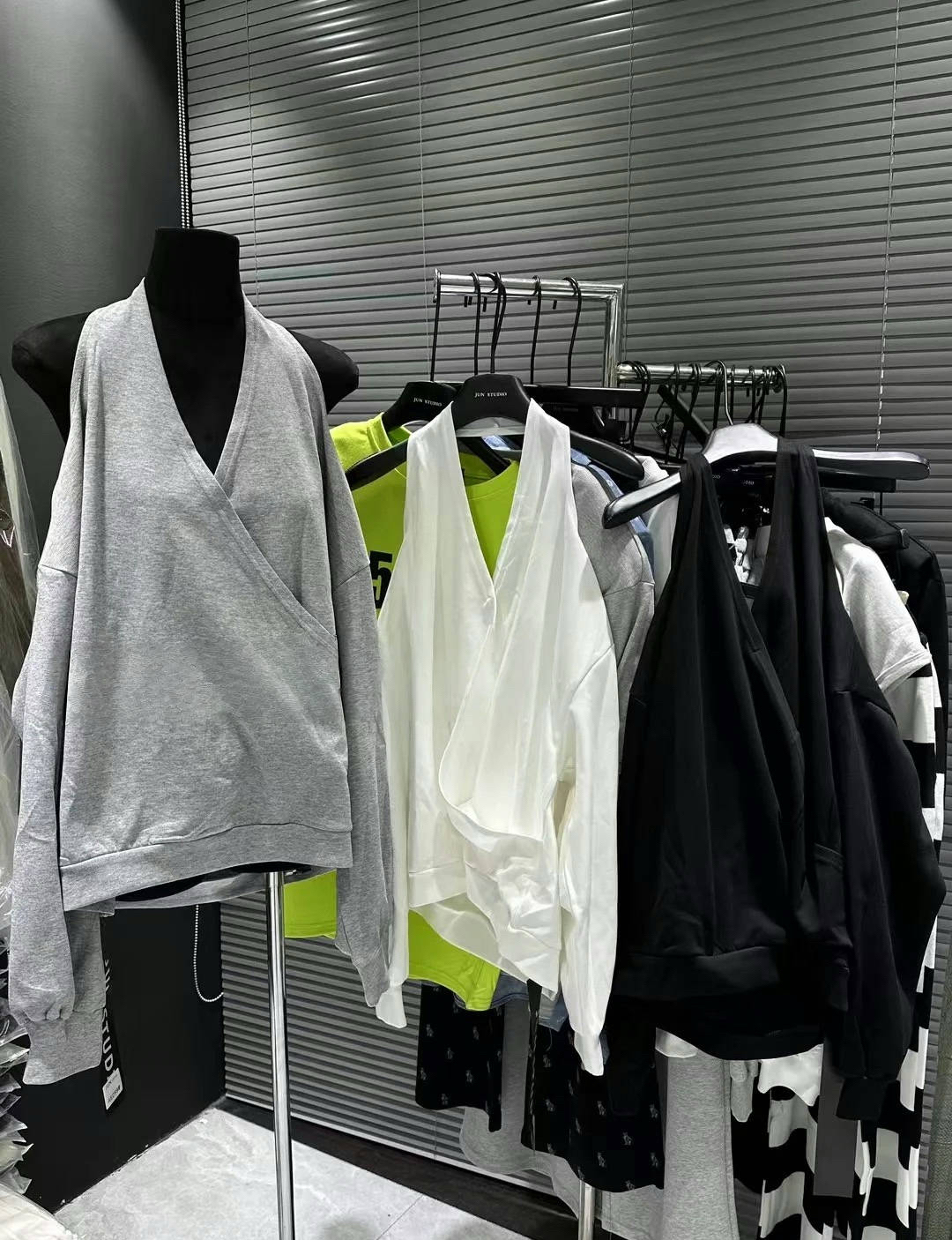 2025早春清仓不退不换韩版宽松显瘦挂脖露肩卫衣女设计感小众上衣