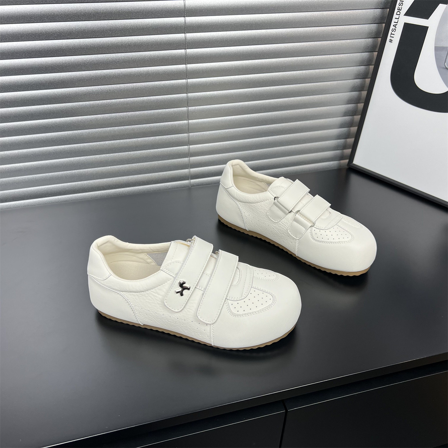 真皮内增高小白鞋女2026春季新款圆头魔术贴显脚小运动休闲德训鞋