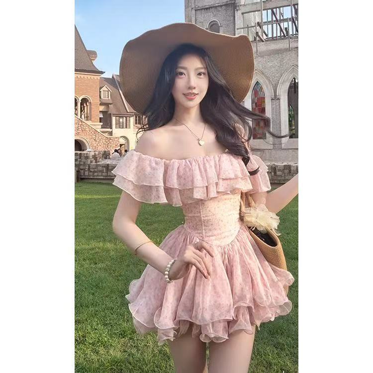 纯欲风一字肩碎花连衣裙夏季露肩荷叶边高腰多层大摆蓬蓬短裙女
