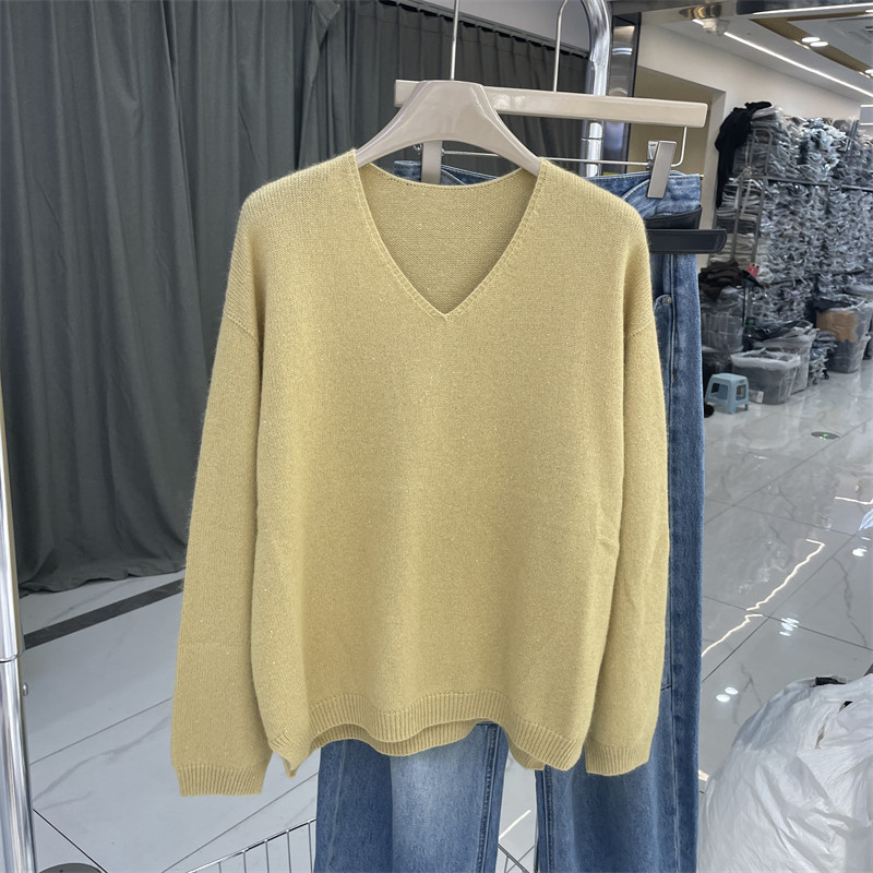 韩系8177无缝一体亮片鸡心领宽松显瘦下摆开叉纯色蜜熊绒毛衣女秋