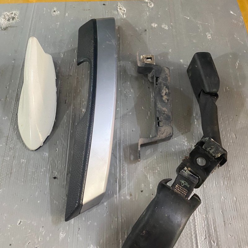 双擎后排安全带扣,原装拆车件,有正常使用痕迹,包含--议价商品
