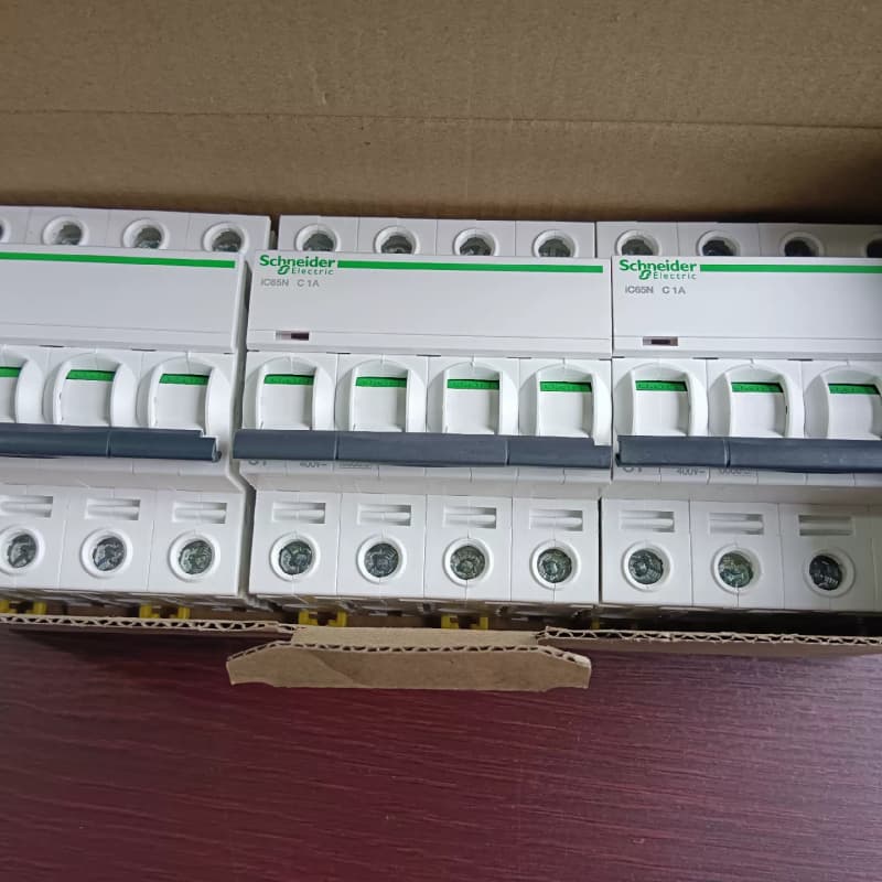 施耐德小型断路器 iC65N 4P C 1A--议价商品