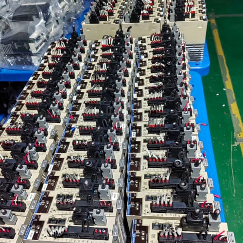 和伺服器大清仓!型号多样,有SGMMS-04ADC6--议价商品
