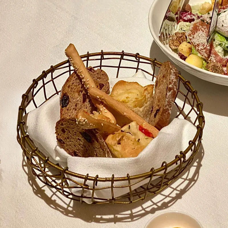 酒店创意复古铜色手工编织铁线西餐面包篮法式餐厅餐前面包盘子篮