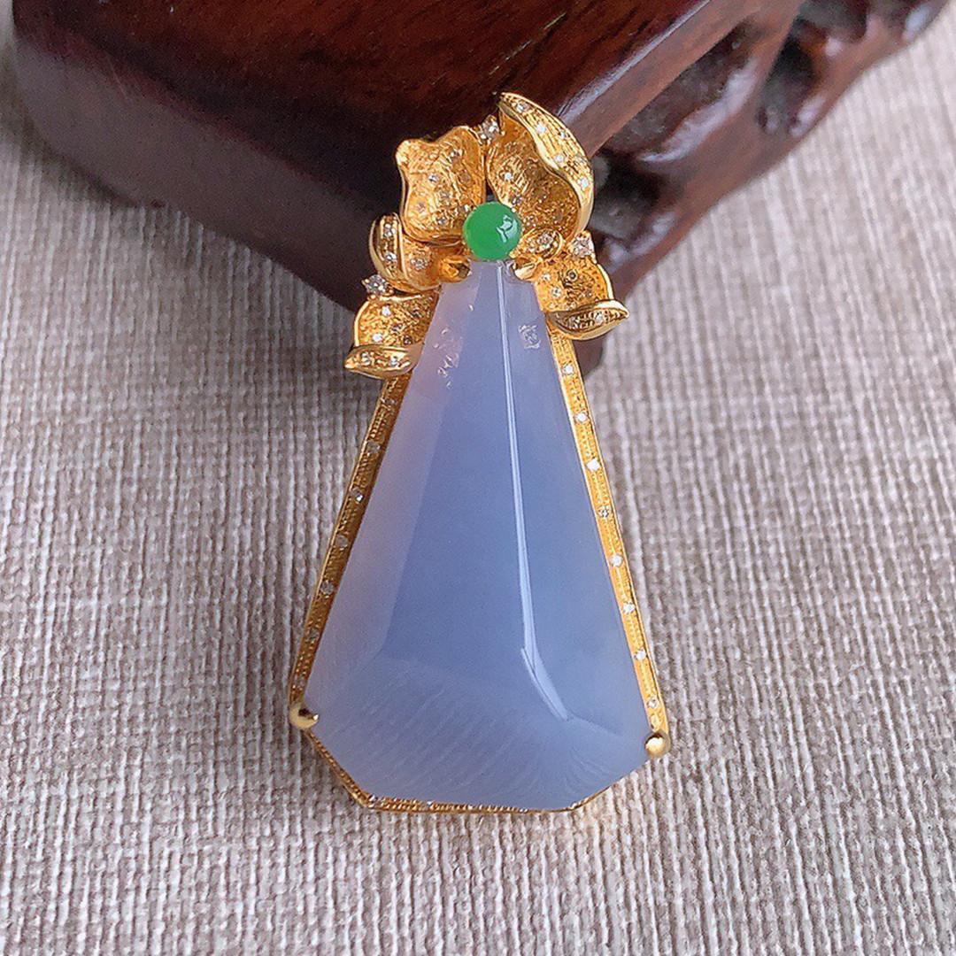 缅甸天然A货玉石翡翠 老坑冰种 手工精雕18K金伴钻紫罗兰随形吊坠