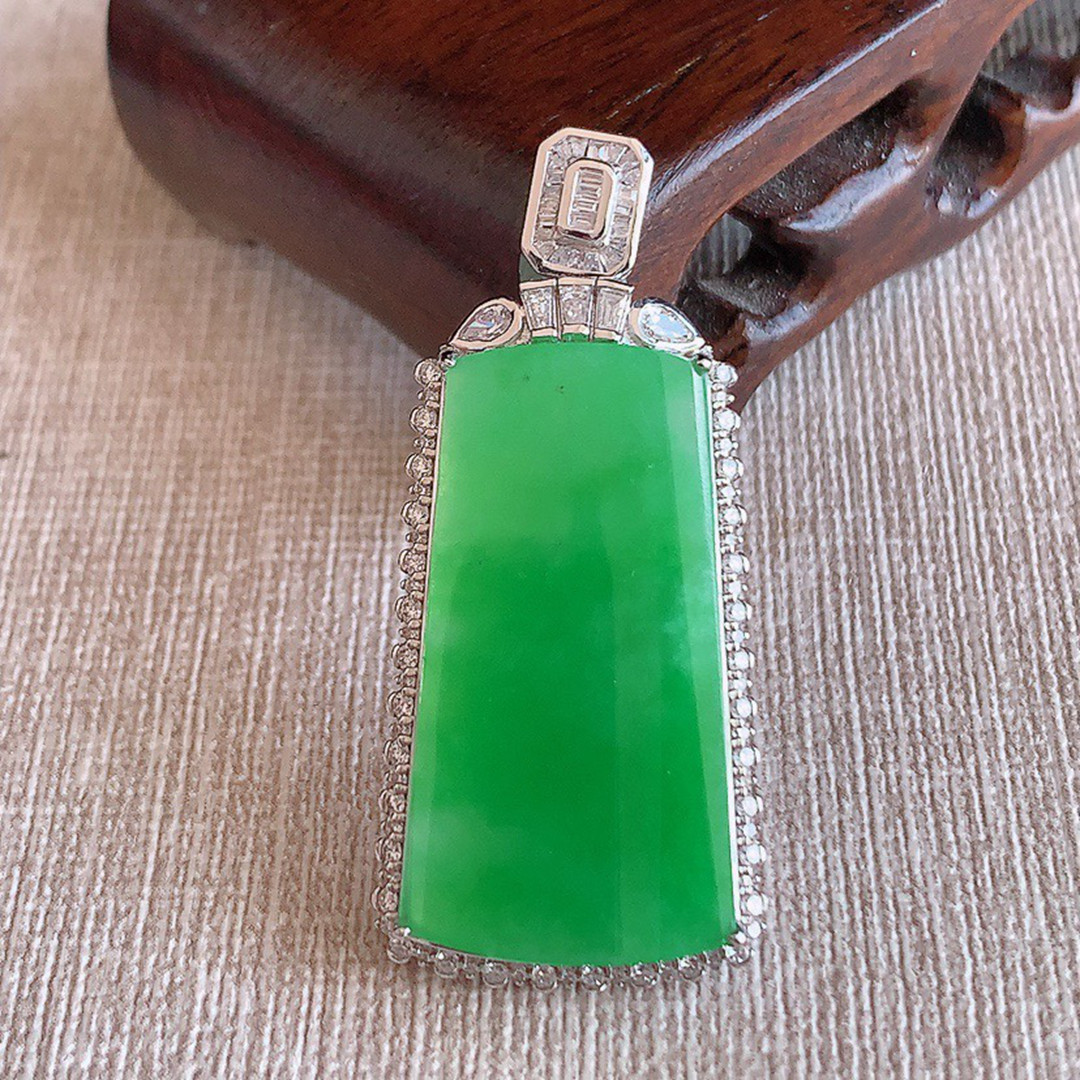 缅甸天然A货玉石翡翠 老坑冰种 手工精雕18K金伴钻满绿无事牌吊坠