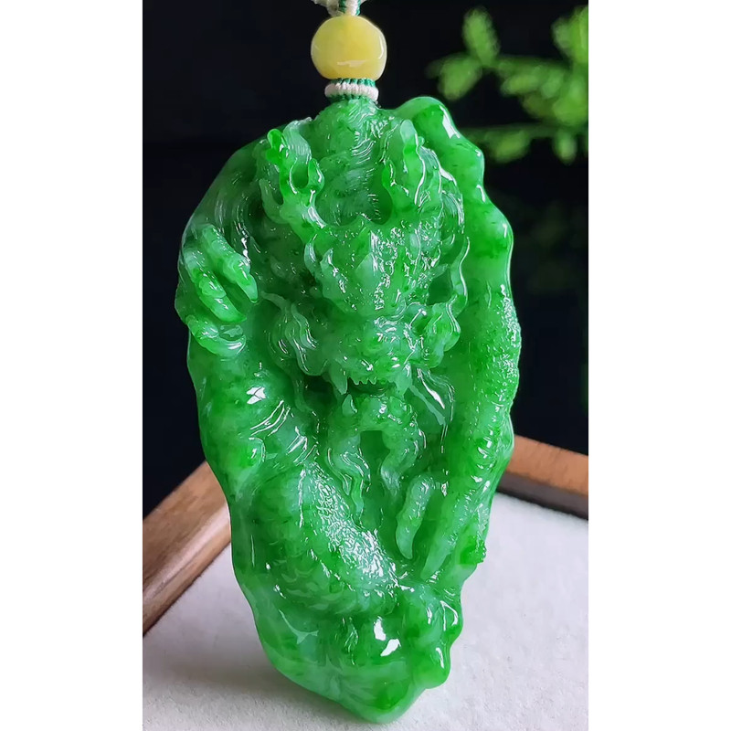 缅甸天然A货玉石翡翠 老坑冰种辣阳绿龙牌吊坠