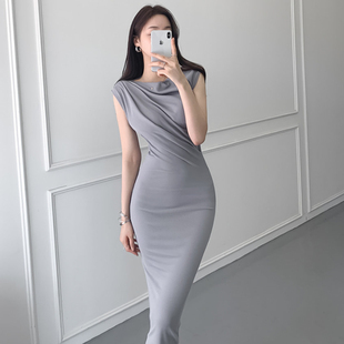 轻熟风御姐范连衣裙女2026夏季性感斜领露肩褶皱紧身显瘦包臀长裙