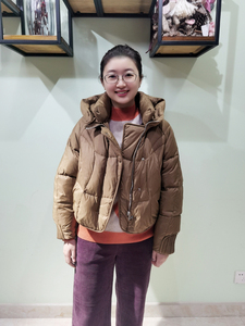 曼媂百搭短款连帽羽绒服女厚外套