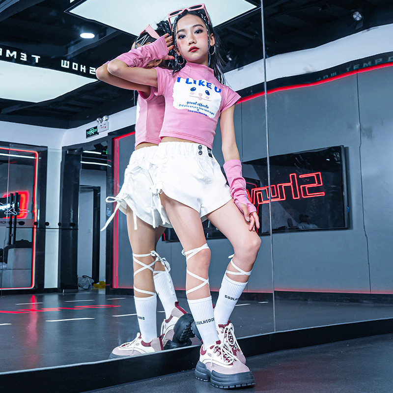 少儿街舞潮服定制男孩破洞牛仔裤hiphop套装演出服女孩爵士舞服装