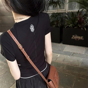 马蹄梵文刺绣短袖T恤女夏季新款小众设计感纯欲弹力辣妹短款上衣