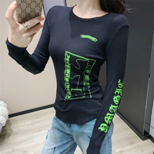 马蹄梵文印花长袖T恤女春季纯欲辣妹修身显瘦打底衫华夫格上衣潮