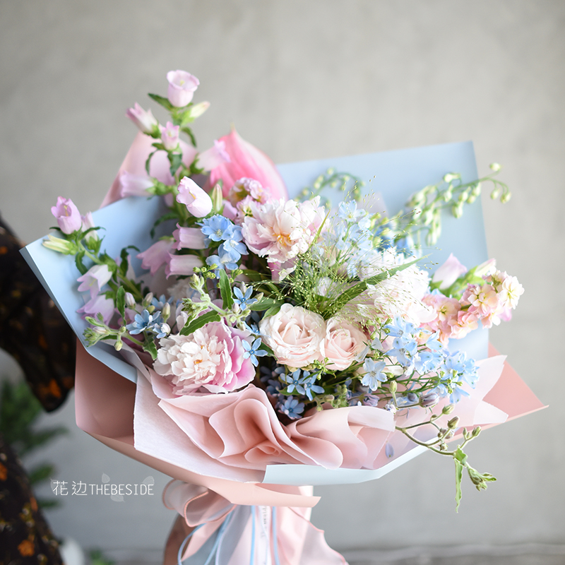 芍药红掌粉蓝色母亲节混搭花束