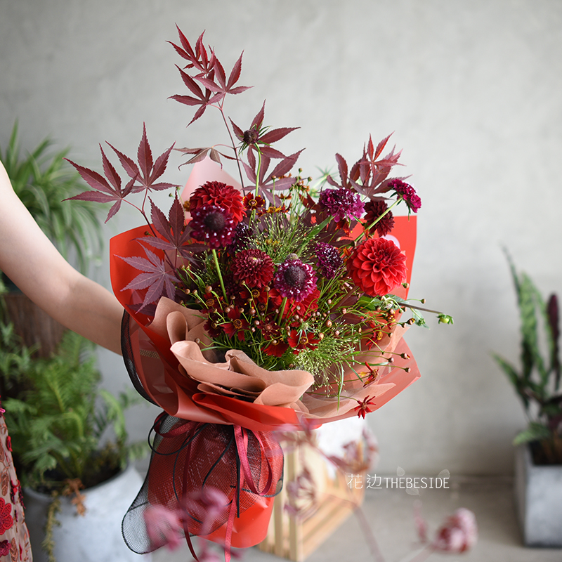 花边THEBESIDE《神奇》小丽花勃艮第红色系鲜花花束 北京同城闪送