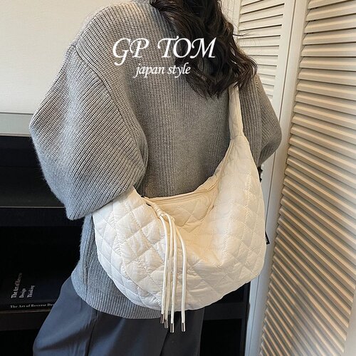 日本GP TOM大容量饺子包女秋冬通勤斜挎包轻羽绒帆布包休闲云朵包