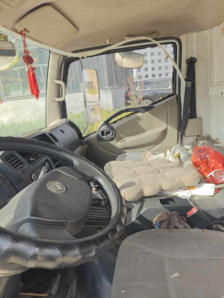 3月22日太原市鲁A78JW8的东风轻型仓栅式货车一辆网络拍卖公告