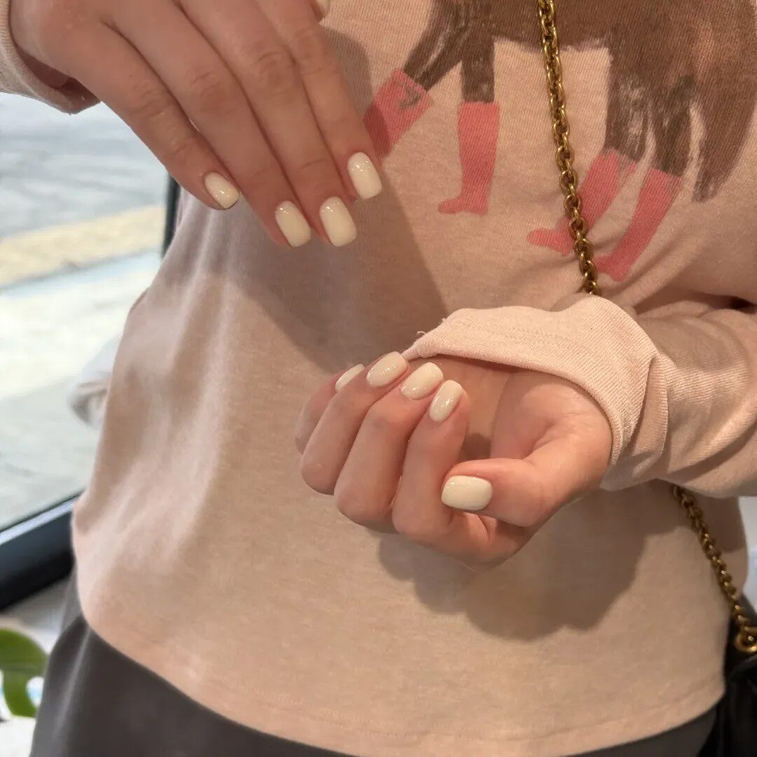 ins爆款白女手工穿戴甲高级感老钱风冰透乳白假指甲贴片婚甲拍照