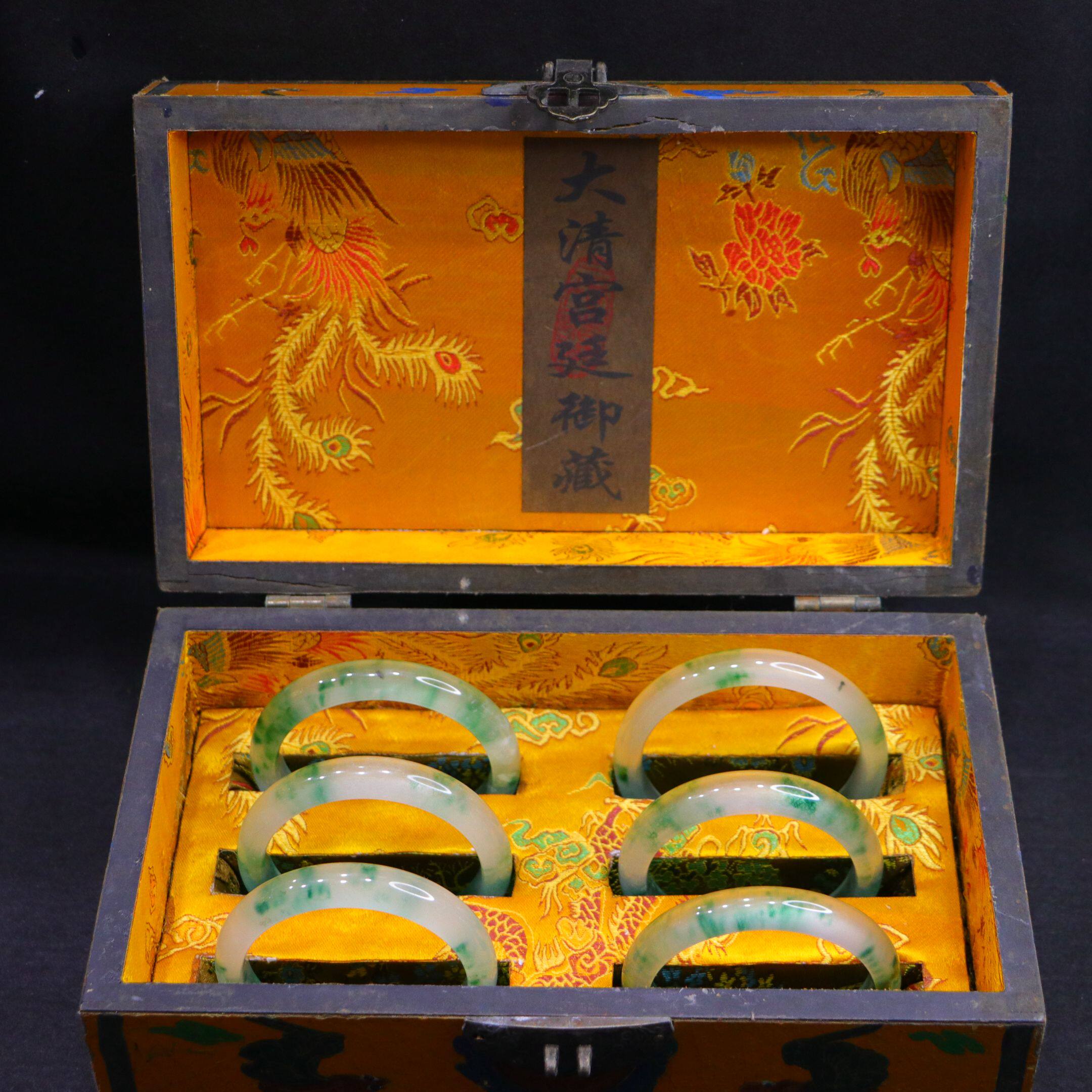 古玩杂项旧藏怀旧饰品类礼品翡翠色玉手镯搭配精美漆器木料盒子