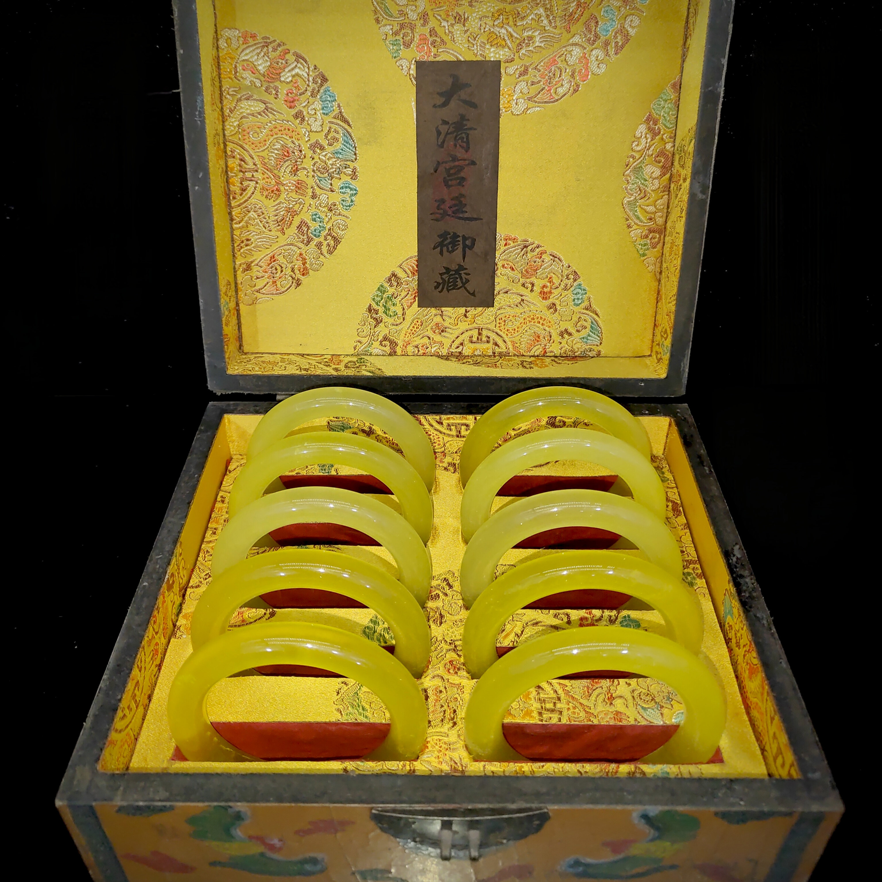 古玩杂项旧藏怀旧饰品类礼品黄翡手镯搭配精美漆器木料盒子手环