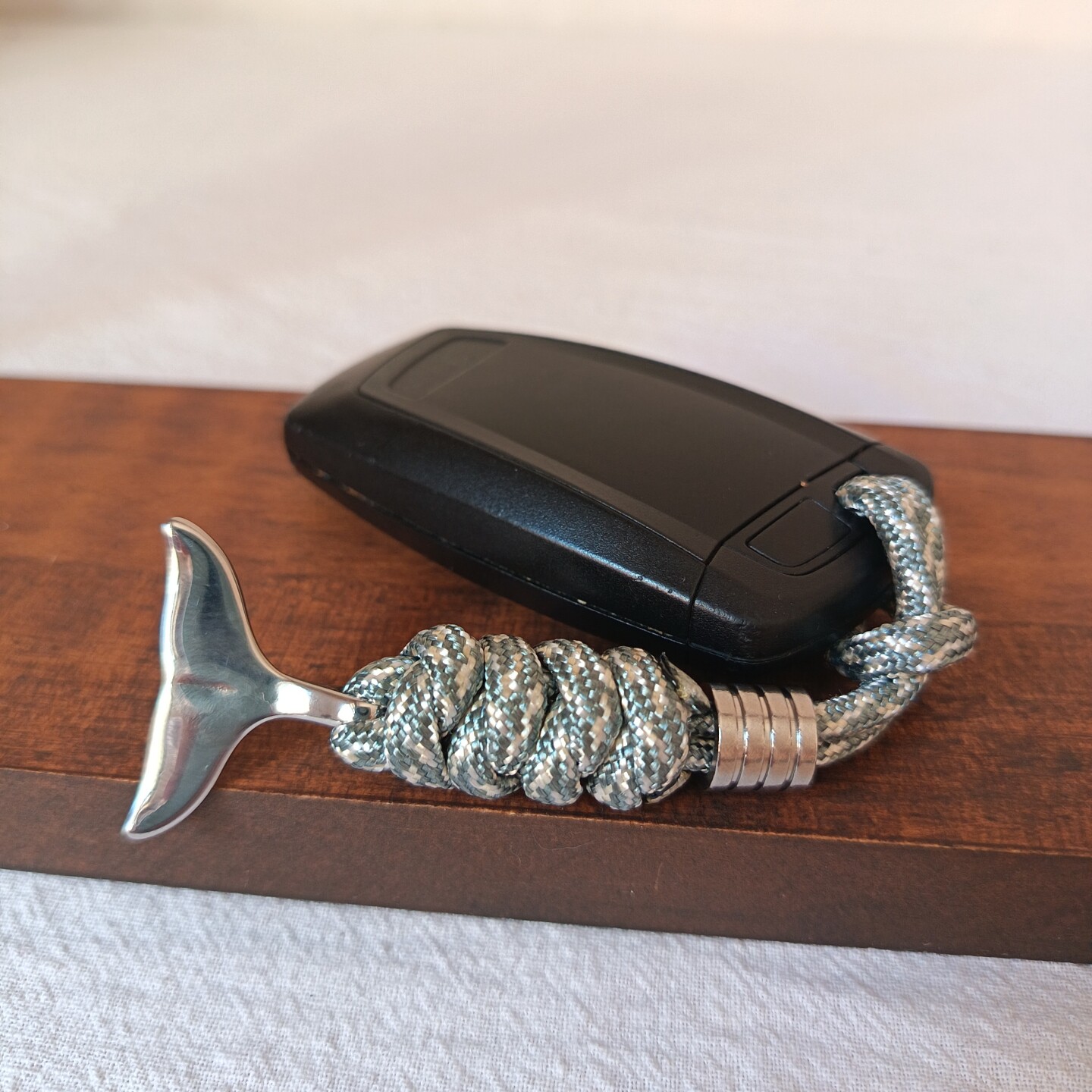 钛钢实心鱼尾编织伞绳挂件钥匙扣装饰背包户外edc刀坠挂饰绳防丢