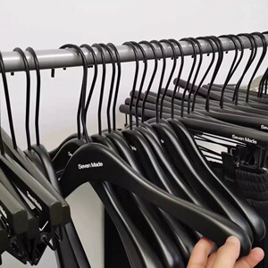实木衣架服装店烤漆哑黑色女装衣挂防滑儿童高档衣撑裤架定制LOGO