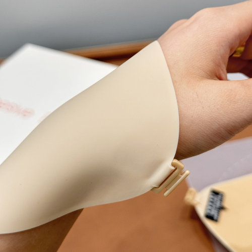 轻薄隐形胸贴防下垂不勒