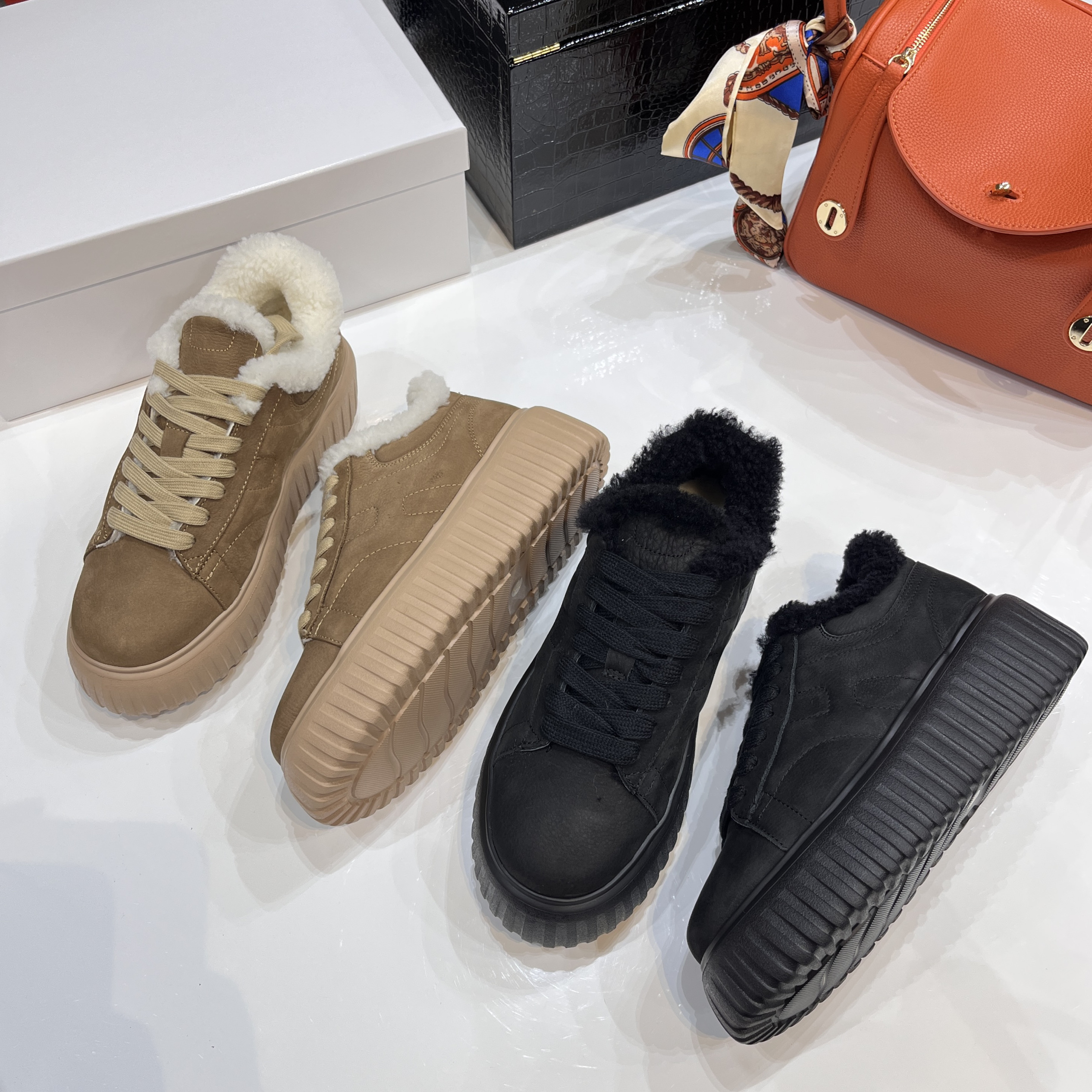 新款羊皮毛一体保暖加绒运动休闲鞋厚底时尚百搭H家同款饼干鞋女