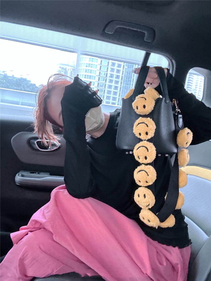 超火韩国东大门可爱甜美黄色笑脸肩带撞色黑色真皮水桶菜篮子包包,箱包皮具/热销女包/男包,通用款女包,淘宝优惠券,粉丝福利购,淘宝优惠卷