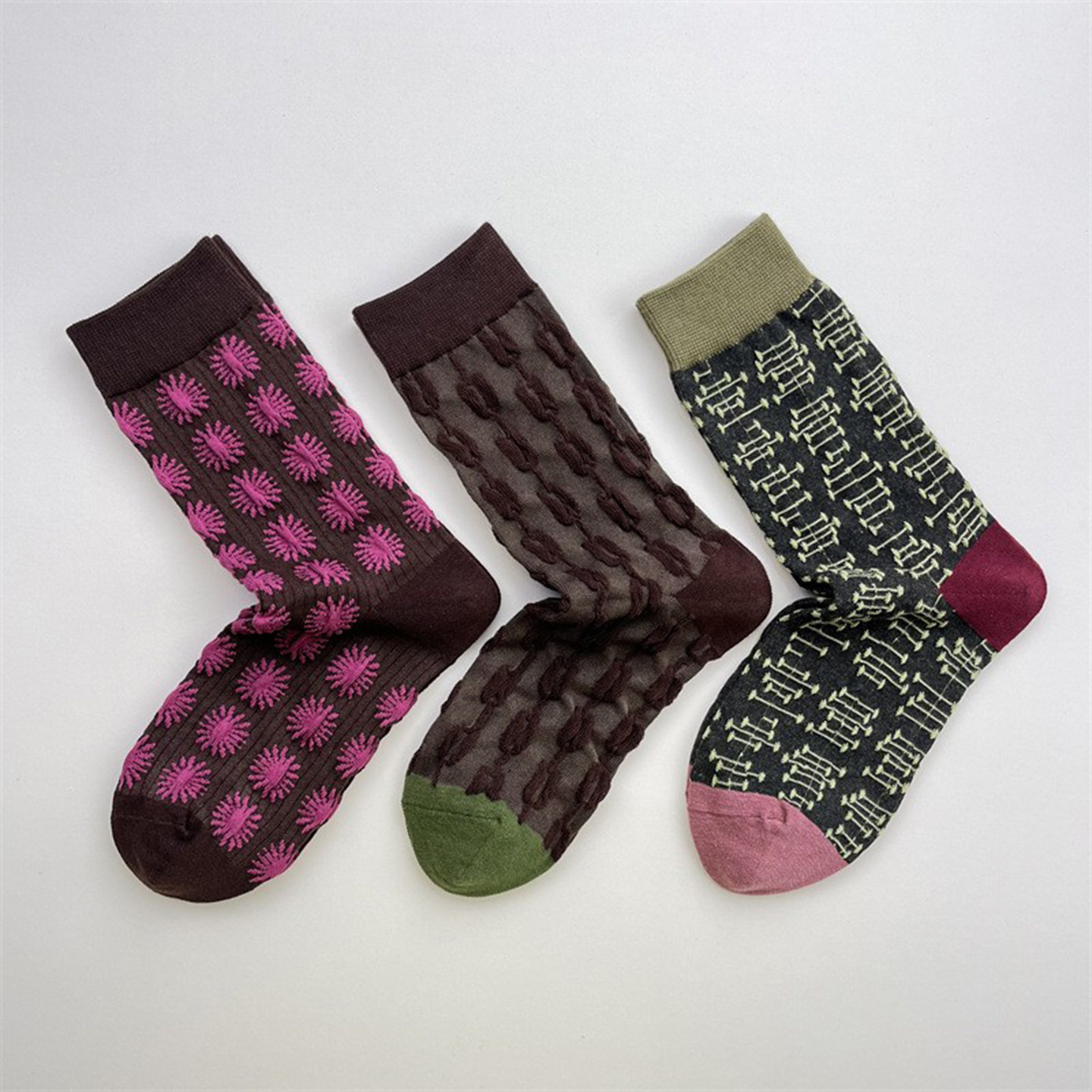 秋冬新款日系浮雕不规则几何花纹中筒袜文艺复古撞色麻花无骨棉袜