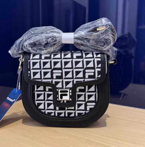 FILA斐乐 2025夏季新款女士时尚百搭休闲运动包挎包 F13W421161,运动包/户外包/配件,挎包/拎包/休闲包,淘宝优惠券,粉丝福利购,淘宝优惠卷