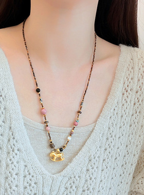 法式复古天然石串珠项链配饰女毛衣链长款秋冬轻奢高级感木马吊坠