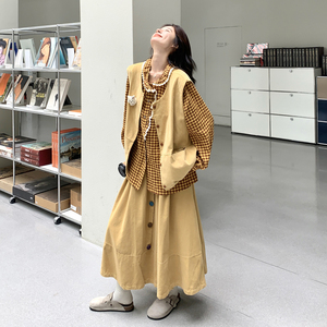 韩系格纹衬衫黄色马甲半身裙套装女春秋ootd韩系漂亮巨好看三件套,宝妈身材怎么搭配好图片